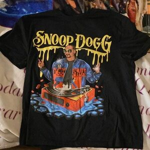 I’m selling snoop dogg shirt is yellow red and blue and black